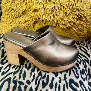 Charlotte Stone Platform Clogs Gold